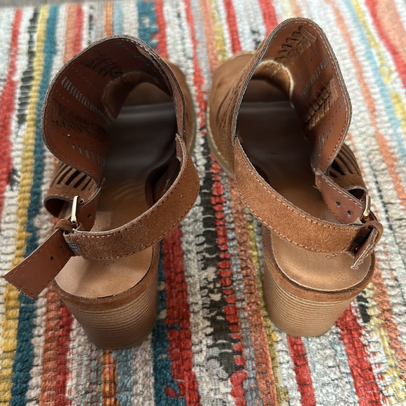 Universal Thread 💚 Brown sling back peep-toe shoe - Picture 9 of 9